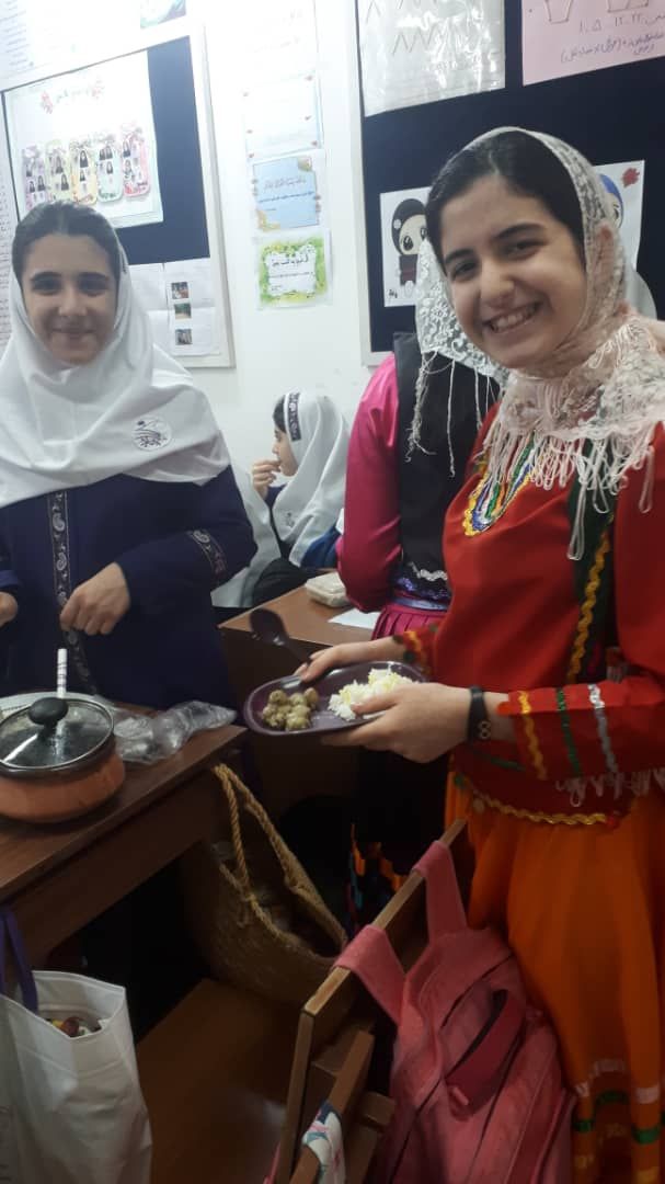 نمایشگاه غذاهای محلی دانش آموزان باران اندیشه به مناسبت روز رشت